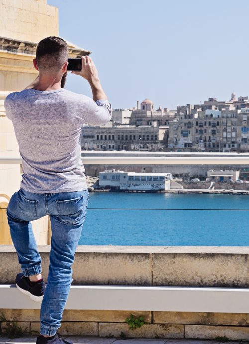 hombre-tomando-fotos-en-malta
