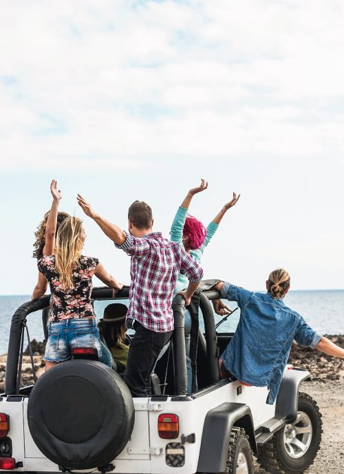 aprender-inglés-en-sudafrica jovenes-sobre-jeep