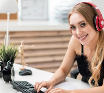 rubia-mirando-la-camara-y-sonriendo