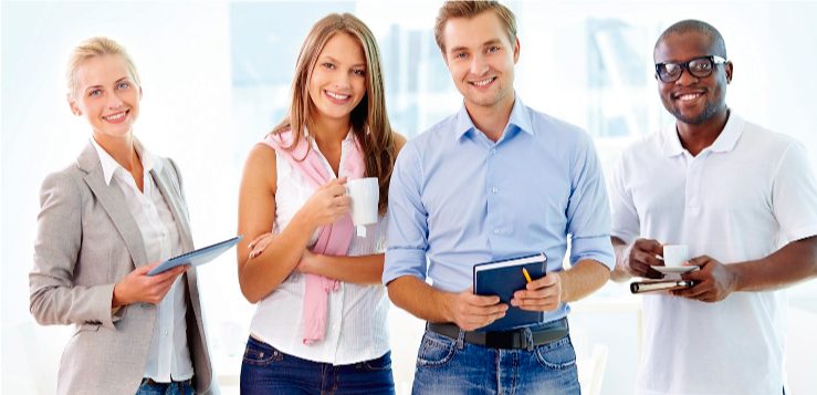 adultos-felices-de-estudiar-en-el-exterior