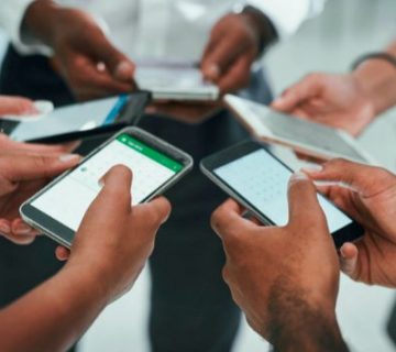 manos-usando-apps-para-aprender-ingles