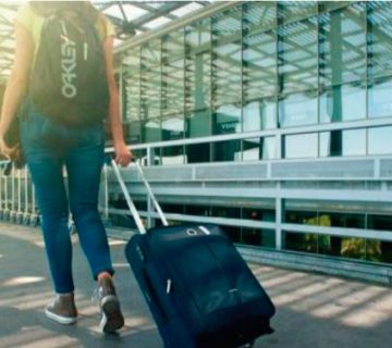 mujer-llevando-equipaje-para-su-viaje