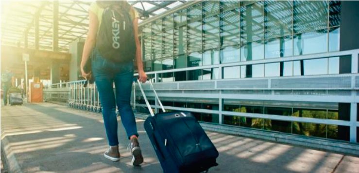 mujer-llevando-equipaje-para-su-viaje