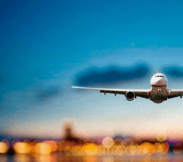 avion-aterrizando-en-aeropuerto