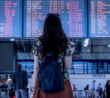 mujer-mirando-vuelos-en-aeropuerto