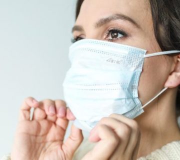 mujer-usando-tapabocas