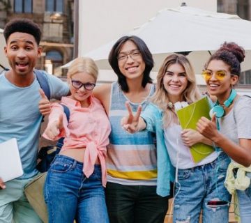 estudiantes-internacionales-sonriendo