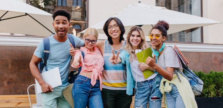 estudiantes-internacionales-sonriendo
