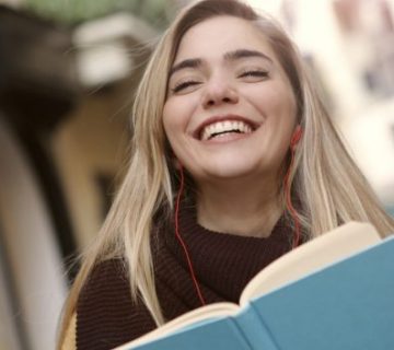 mujer-rubia-feliz-leyendo-un-libro