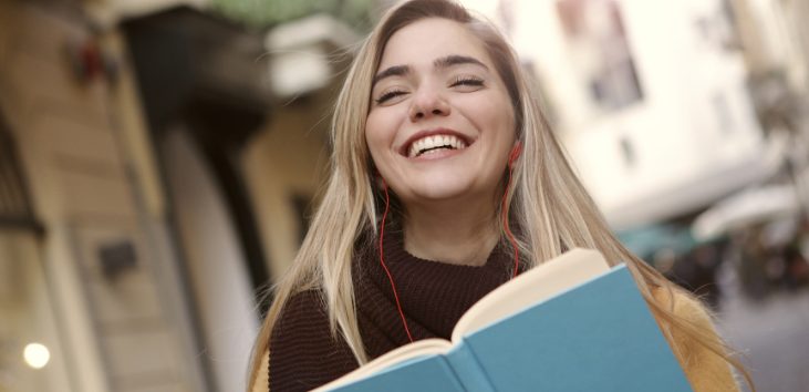 mujer-rubia-feliz-leyendo-un-libro