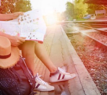 turista-mirando-un-mapa-en-vias-de-tren