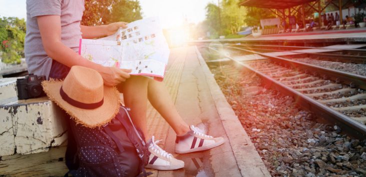 turista-mirando-un-mapa-en-vias-de-tren