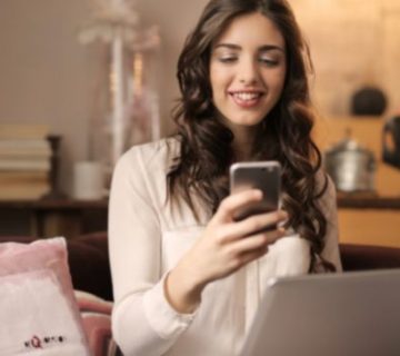 mujer-sonriendo-mientras-aprende-ingles-en-apps-gratuitas