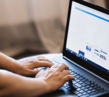 persona-trabajando-en-portatil