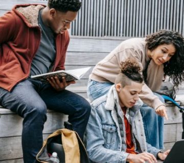 jovenes-estudiando-en-el-exterior