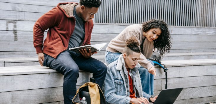 jovenes-estudiando-en-el-exterior