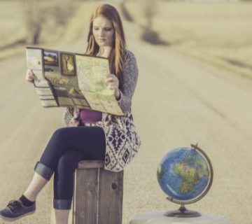 mujer-en-medio-de-carretera-mirando-mapa