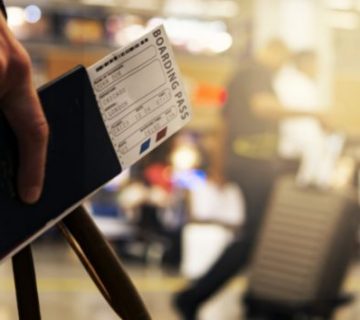 manos-de-persona-sosteniendo-tiquetes-de-avion