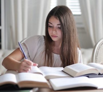 joven-escribiendo-en-un-libro