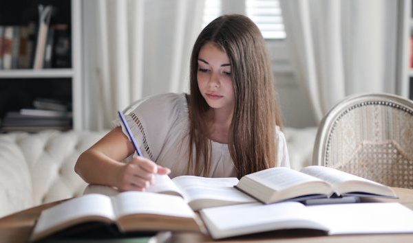 estudia-en-malta joven-escribiendo-en-un-libro
