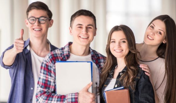 como-cambia-tu-vida-estudiando-en-el-exterior estudiantes-felices-mirando-la-camara